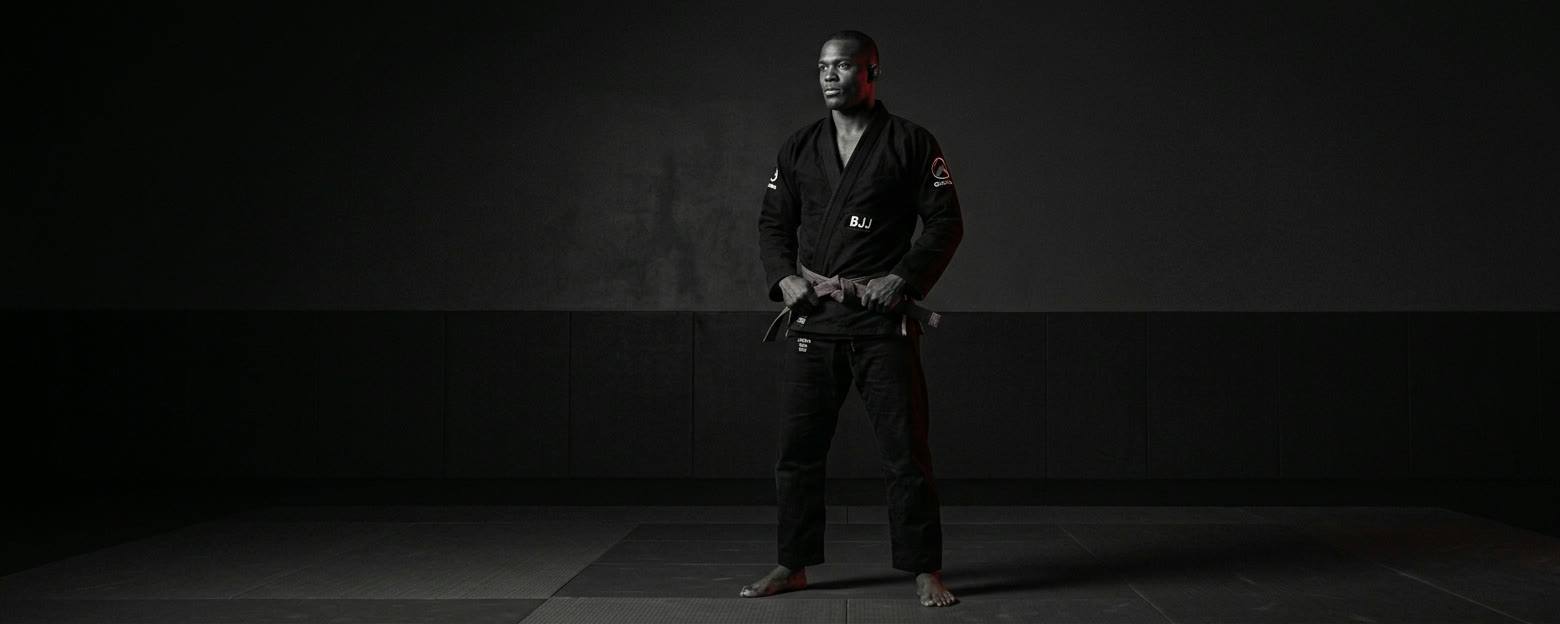 Combattant de Jiu-Jitsu Brésilien en kimono sur le tapis