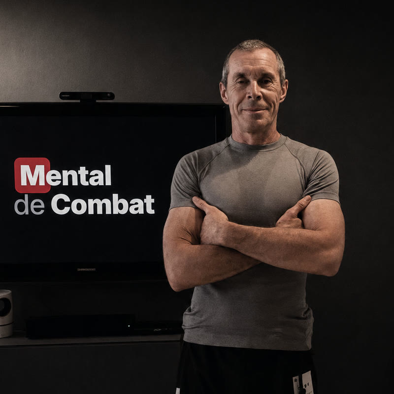 Pao, préparateur mental pour combattants, bras croisés dans le studio Mental de Combat